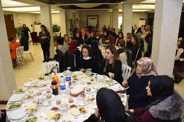 Düzce Belediyesi Kadın Personel Yemekte Buluştu
