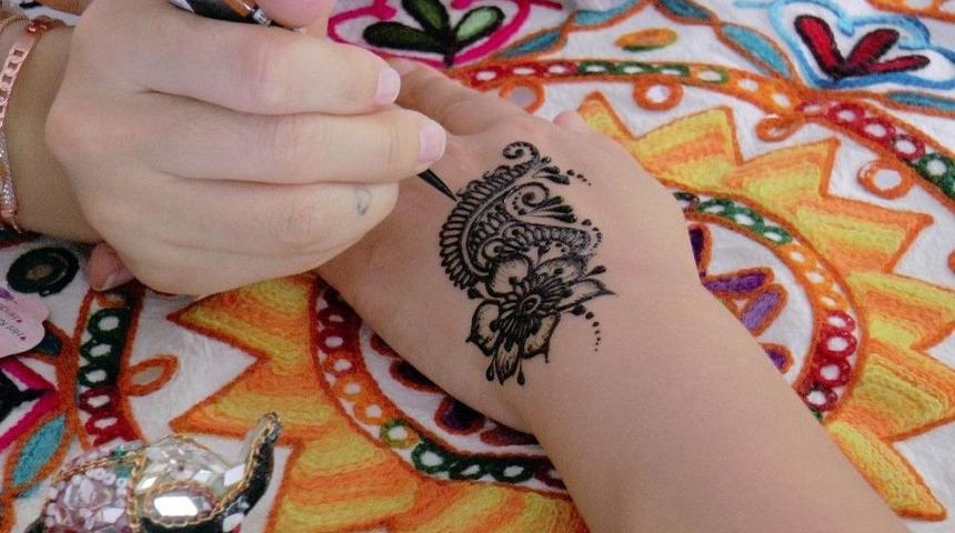 (&ouml;zel) Hint Dizilerinden G&ouml;r&uuml;p Kına Tasarımı Yapmaya Başladı