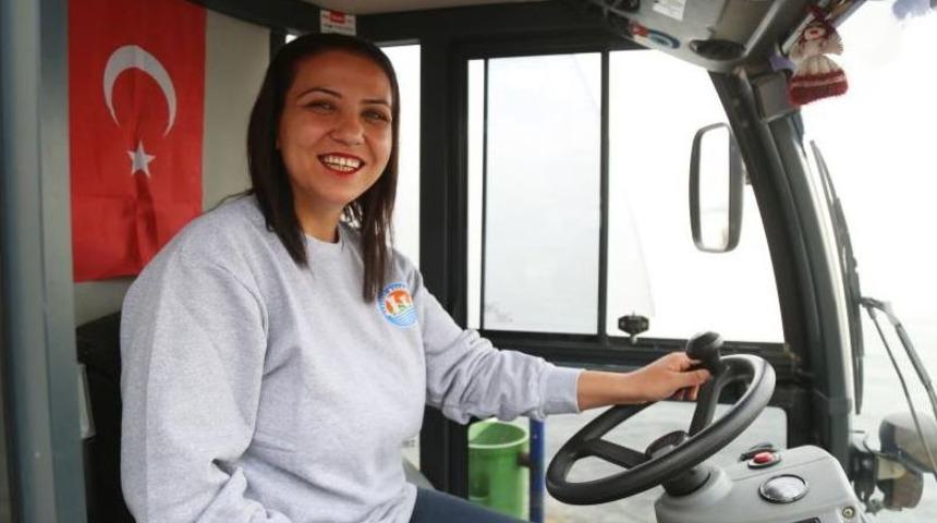 Temizlik İş&ccedil;isi &Uuml;niversiteli Kadın, Mezitli&rsquo;nin G&uuml;l&uuml;mseyen Y&uuml;z&uuml; Oldu