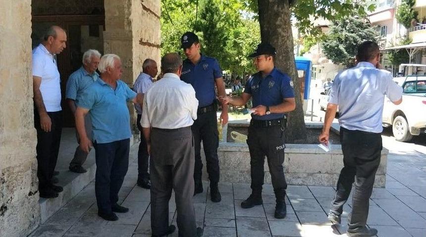 Polis Vatandaşa Soğuk Limonata İkram Etti