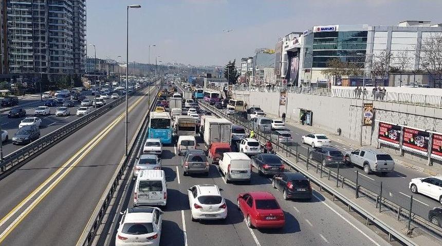 E-5&rsquo;te Kamyonet Devrildi, Trafik Kilitlendi