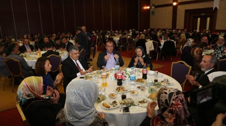 Başkan &Ouml;zg&uuml;ven&rsquo;den Şehit Anneleri Ve Eşleri Onuruna Yemek