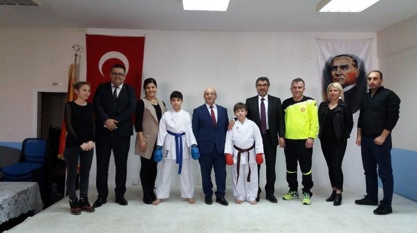 Fo&ccedil;alı Şampiyon Karateciler Spor Lisesini Ziyaret Etti