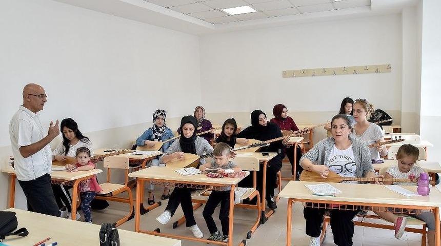 Ev İşlerini Bitirip Bağlama &Ccedil;almaya Gidiyorlar