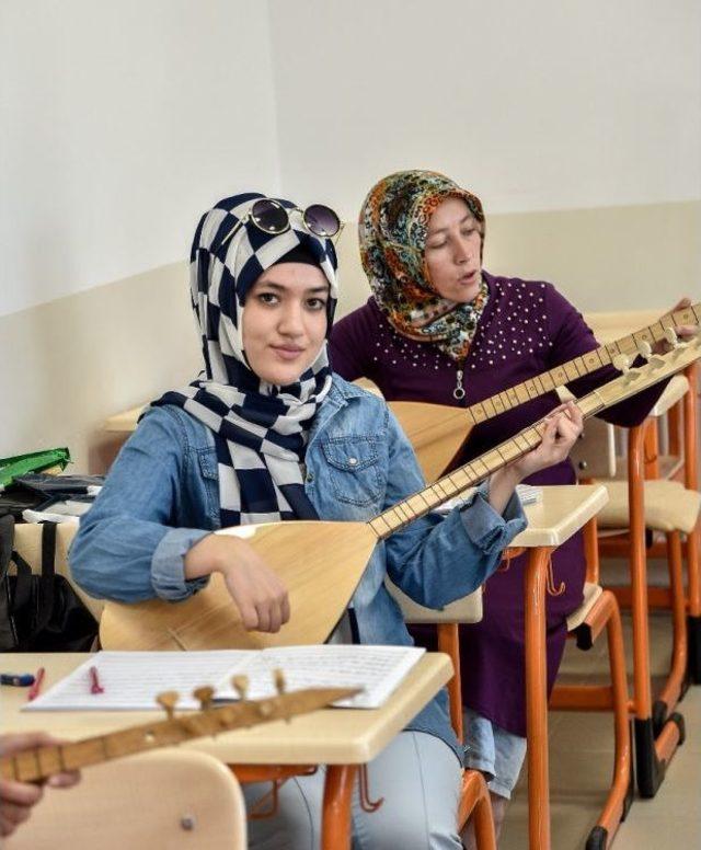 Ev İşlerini Bitirip Bağlama Çalmaya Gidiyorlar