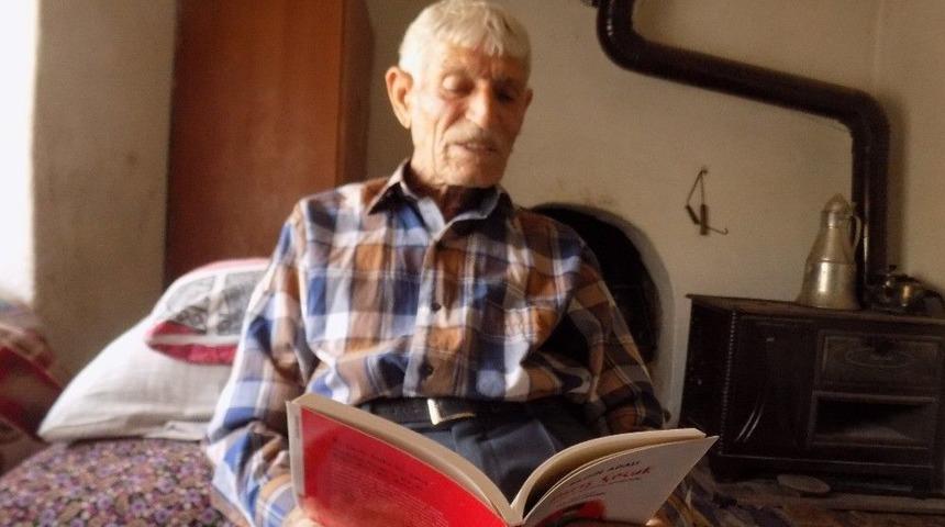 73 Yaşında Halk Kütüphanenin En Yaşlı Üyesi