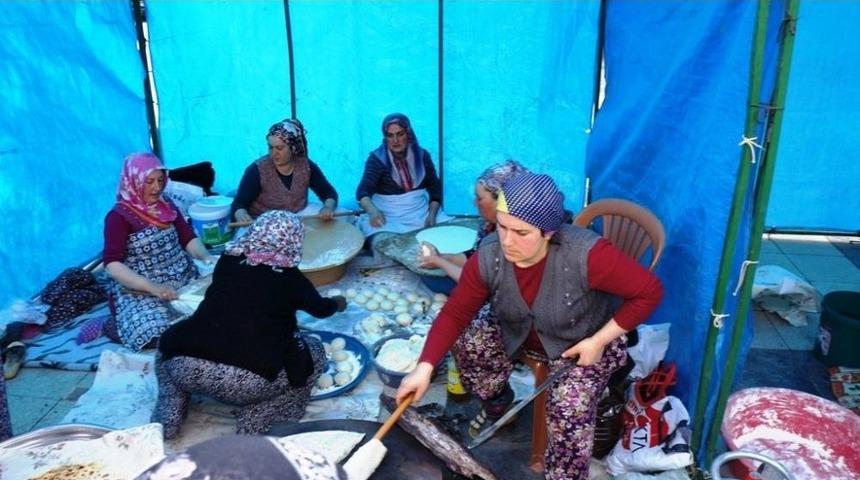 Okullarını Boyatmak İçin Kermes Düzenlediler