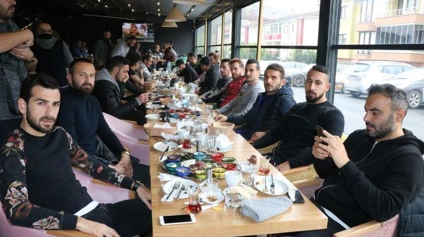 Sakaryaspor’lu Futbolcular Ve Teknik Heyet Kahvaltıda Bir Araya Geldi