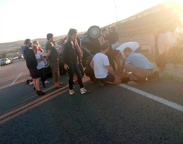 Şarampole Devrilen Otomobil Ters Döndü: 1 Ölü, 4 Yaralı