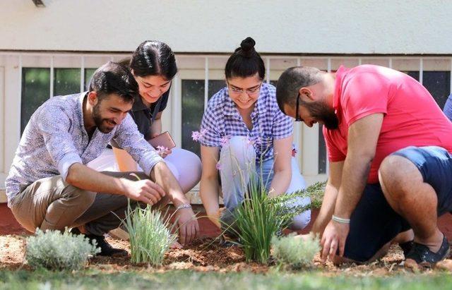 Gaün’de Türk Ve Suriyeli Öğrenciler El Ele Çiçek Diktiler