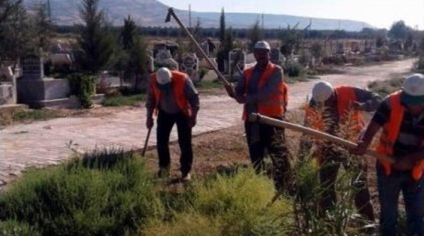 Asri Mezarlıkta Bayram Mesaisi