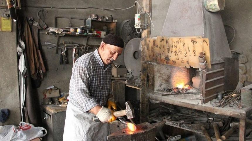 74 Yaşında, Dedesinden Kalan Mesleği Devam Ettiriyor