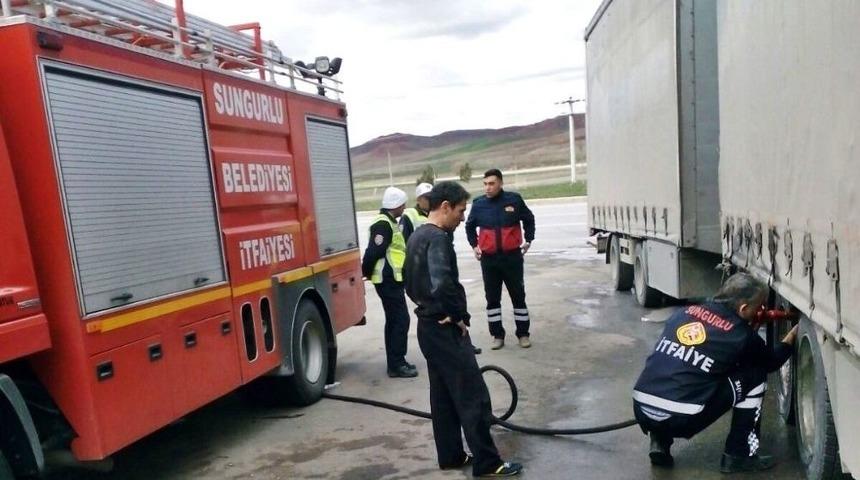 Hareket Halindeki Tır&rsquo;ın Lastikleri Yandı