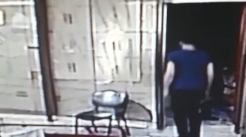 Kapının A&ccedil;ık Olmasını Fırsat Bilen Hırsız, İş Yerini Soydu