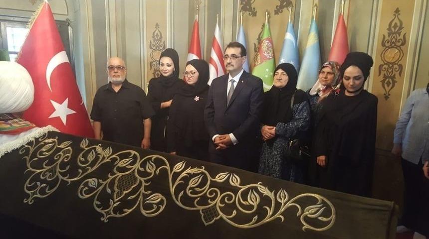 Bakan D&ouml;nmez, Ailece Ertuğrulgazi T&uuml;rbesi&rsquo;nde Dua Etti