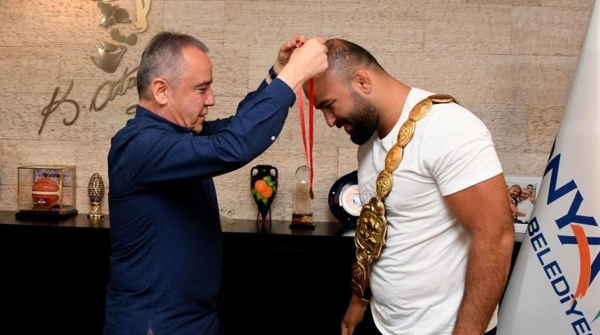 Başkan B&ouml;cek, Orhan Okulu&rsquo;yu Tebrik Etti