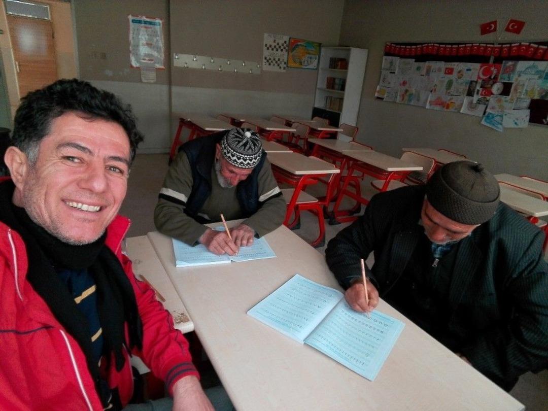 Yaşlılar Okuma Yazma &Ouml;ğreniyor