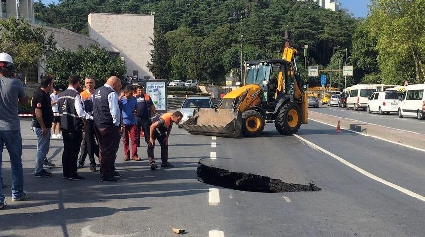 Dolmabah&ccedil;e&rsquo;de Yol &Ccedil;&ouml;kt&uuml;