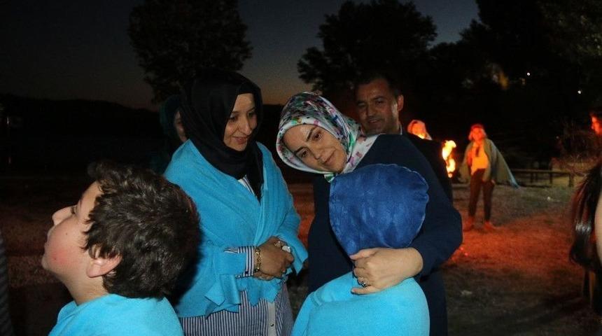 Bayan &Ccedil;elik Doğa Kampında &Ccedil;ocukları Ziyaret Etti