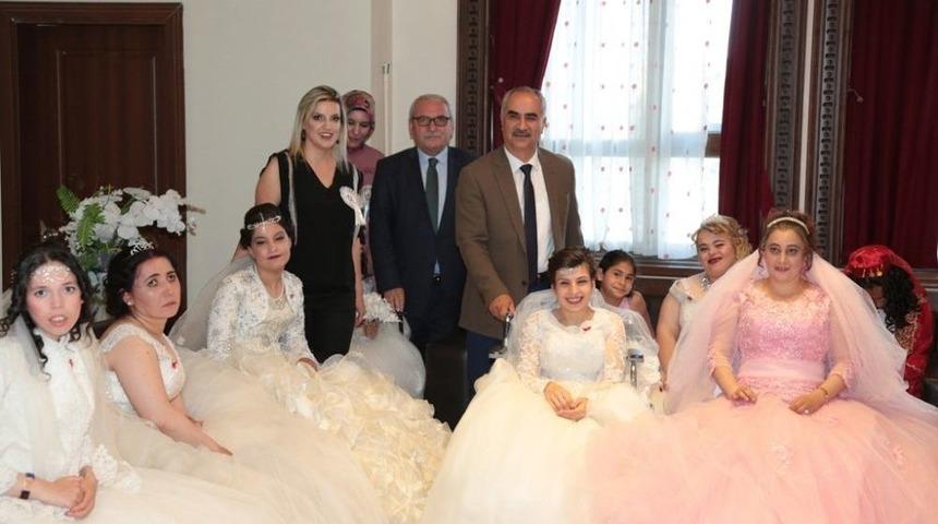 Engelli Gen&ccedil; Kızların Gelinlik Hayali Ger&ccedil;ek Oldu