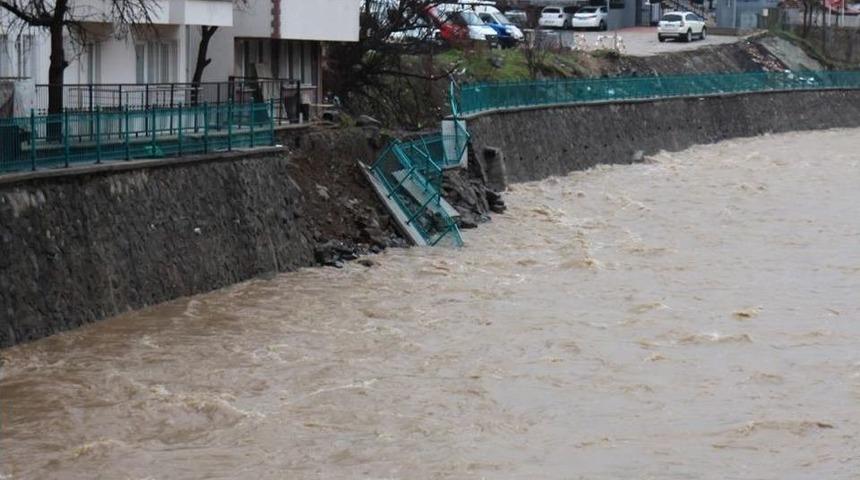 İki Ay &Ouml;nce Yapılan İstinat Duvarı İlk Yağmurda &Ccedil;&ouml;kt&uuml;