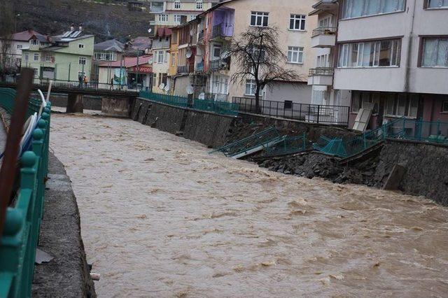 İki Ay Önce Yapılan İstinat Duvarı İlk Yağmurda Çöktü