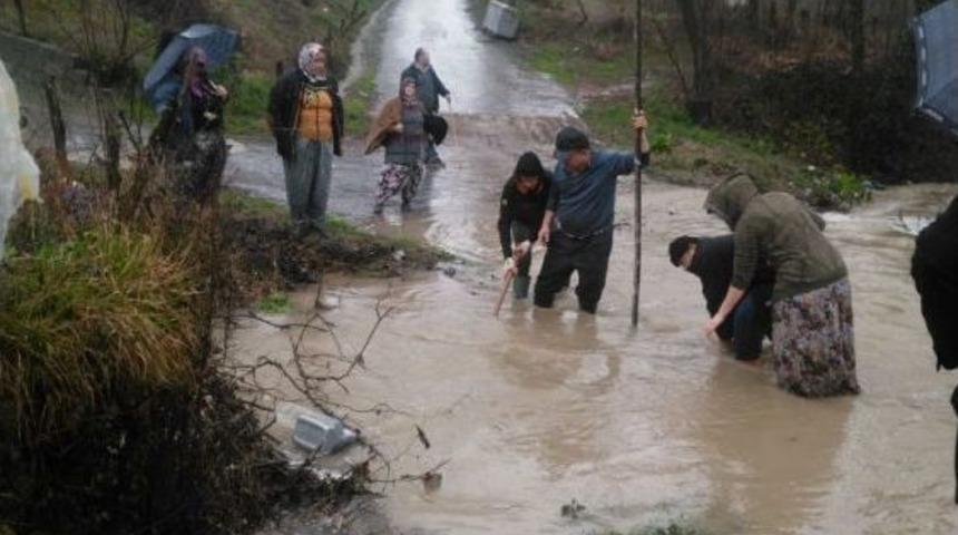 &Uuml;veyikli K&ouml;y&uuml; Yolu Her Yağmurda Ulaşıma Kapanıyor