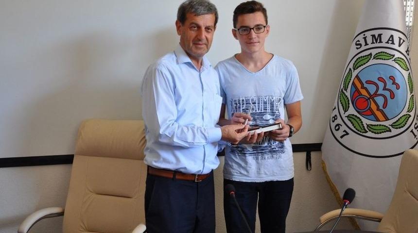 Başkan &Ouml;zkan Başarılı &Ouml;ğrencileri &Ouml;d&uuml;llendirdi