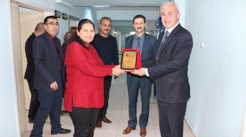 Bayan Polis Memuru Plaketle Ödüllendirildi