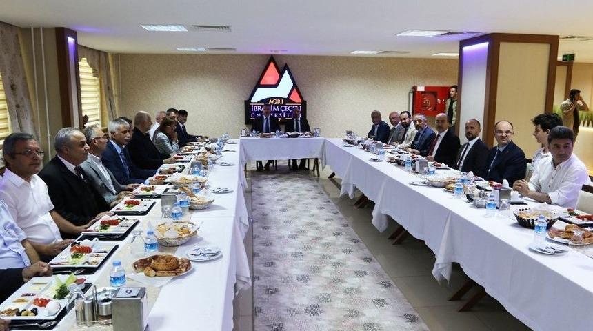 Ağrı&rsquo;da 12 &Uuml;niversite Rekt&ouml;r&uuml; Abd Ve Trump&rsquo;ı Kınadı