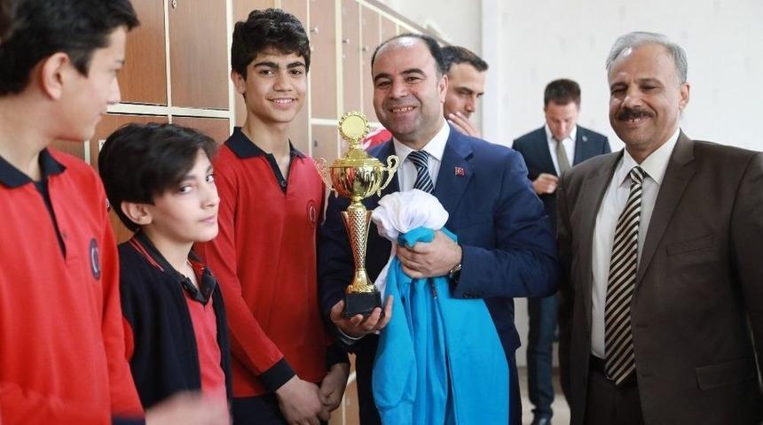 Okullar Arası Yıldızlar Futbol Turnuvasının Birincileri Ödüllendirildi