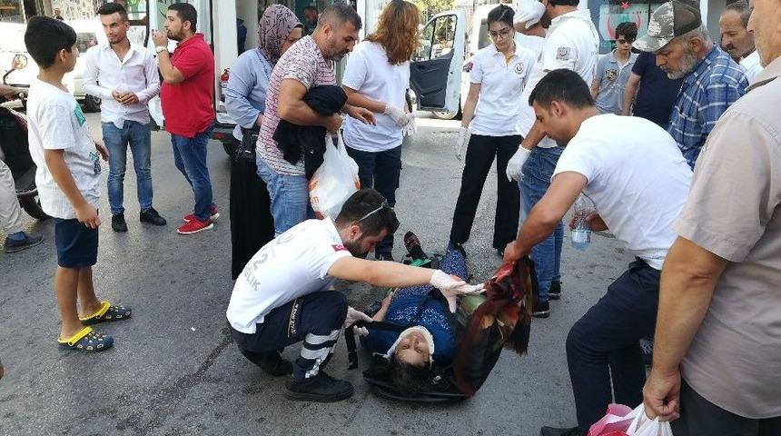 Gebze&rsquo;de Hafif Ticari Aracın &Ccedil;arptığı 2 Kişi Yaralandı