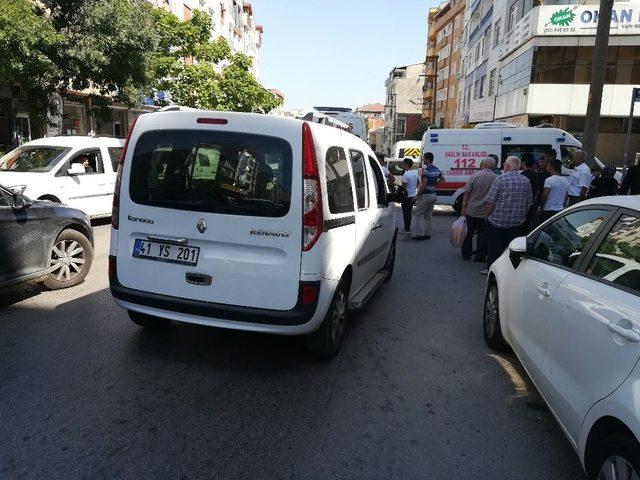 Gebze’de Hafif Ticari Aracın Çarptığı 2 Kişi Yaralandı 1