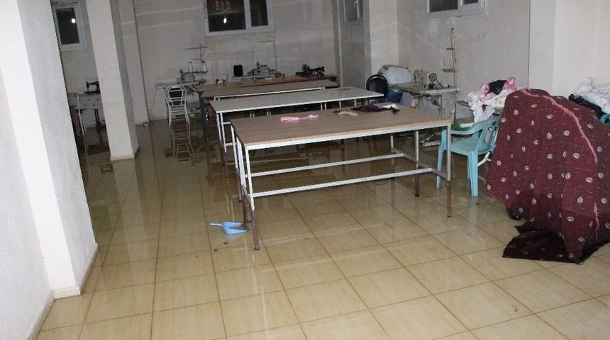 Nusaybin&rsquo;de Kanalizasyon Borusu Patladı Evleri Su Bastı