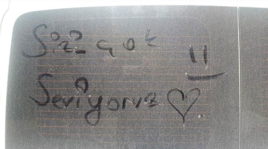 Polis Aracının &Uuml;zerine, &rsquo;sizi &Ccedil;ok Seviyoruz&rsquo; Yazısı Duygulandırdı