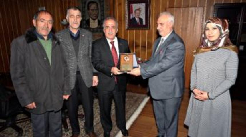 T&uuml;rkiye Emekliler Derneğinden Rekt&ouml;r &Ccedil;omaklı&rsquo;ya Teşekk&uuml;r Plaketi