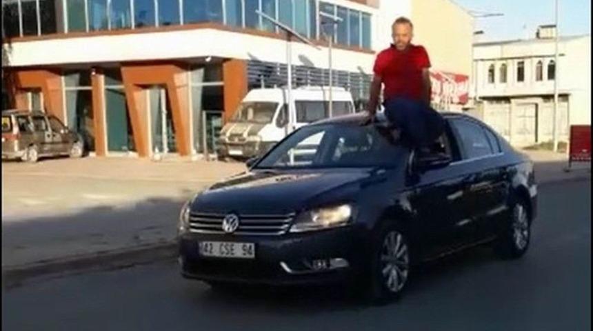 Arabayı Tavanına Oturup Kullanan Sürücüye Ceza