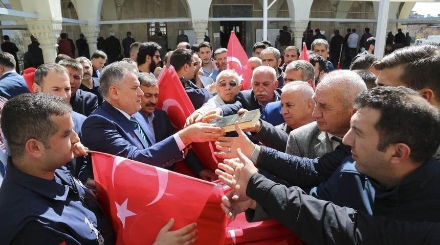 "1 Milyon Bayrak" Camilerde