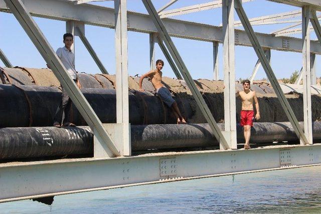 (özel) Şanlıurfa’da Sulama Kanalında Gençlerin Tehlikeli Serinliği