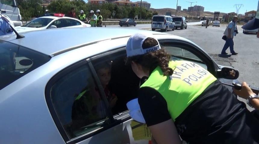 Bu Bayram Ara&ccedil; İ&ccedil;erisindeki Minik Trafik&ccedil;iler G&ouml;rev Başında