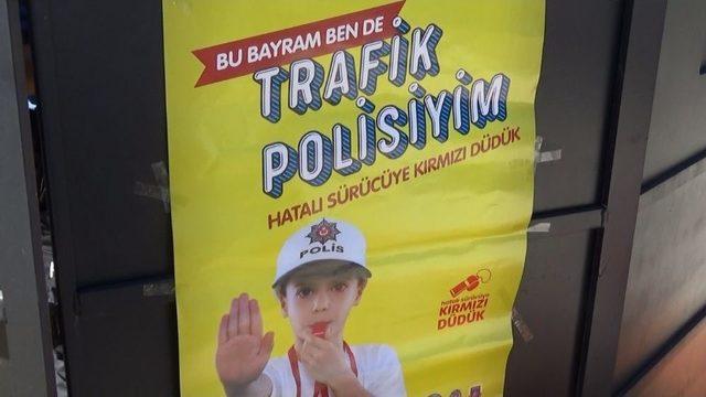 Bu Bayram Araç İçerisindeki Minik Trafikçiler Görev Başında