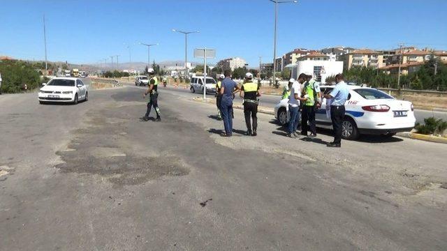 Bu Bayram Araç İçerisindeki Minik Trafikçiler Görev Başında