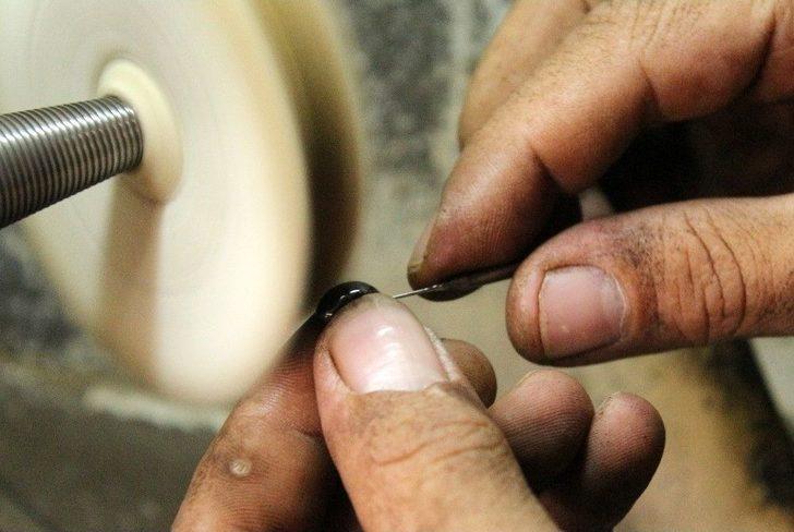 Oltu Taşına Hayat Veren Eller G1