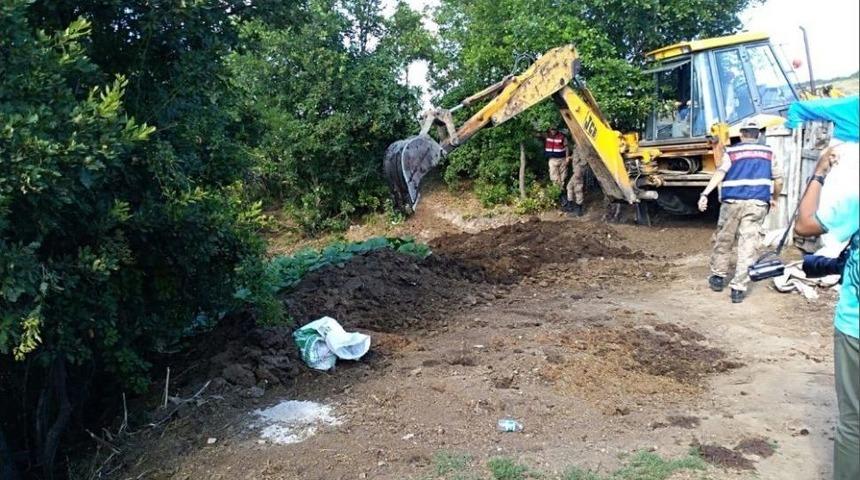 Evrim’in Kaybolduğu Çadırın Çevresindeki Gübrelik Kepçe İle Kazılarak Arandı
