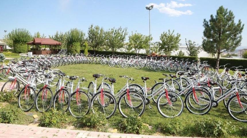 Başkan Yanılmaz, Yaz Kampına Katılan &Ccedil;ocuklara Bisiklet Hediye Etti