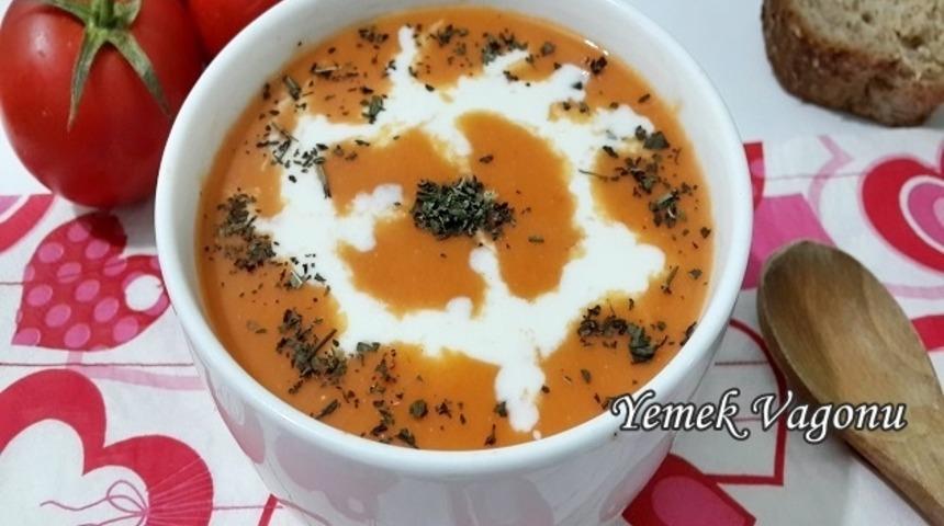 Labne Peynirli Domates Çorbası