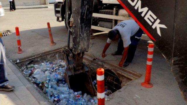 Hatay’da Rögarlardan Plastik Şişe Fışkırdı