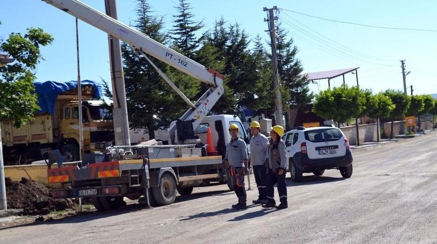 Şuhut’ta Yer Altı Kablo Düzenleme Çalışmaları Devam Ediyor