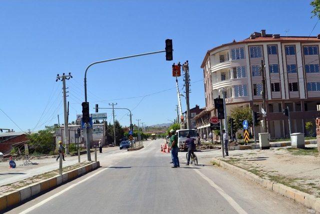 Şuhut’ta Yer Altı Kablo Düzenleme Çalışmaları Devam Ediyor