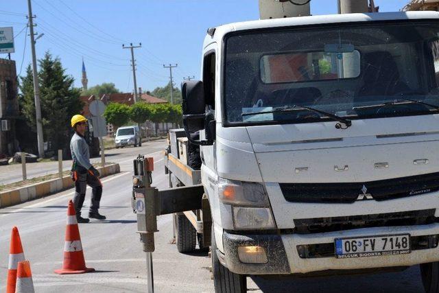 Şuhut’ta Yer Altı Kablo Düzenleme Çalışmaları Devam Ediyor